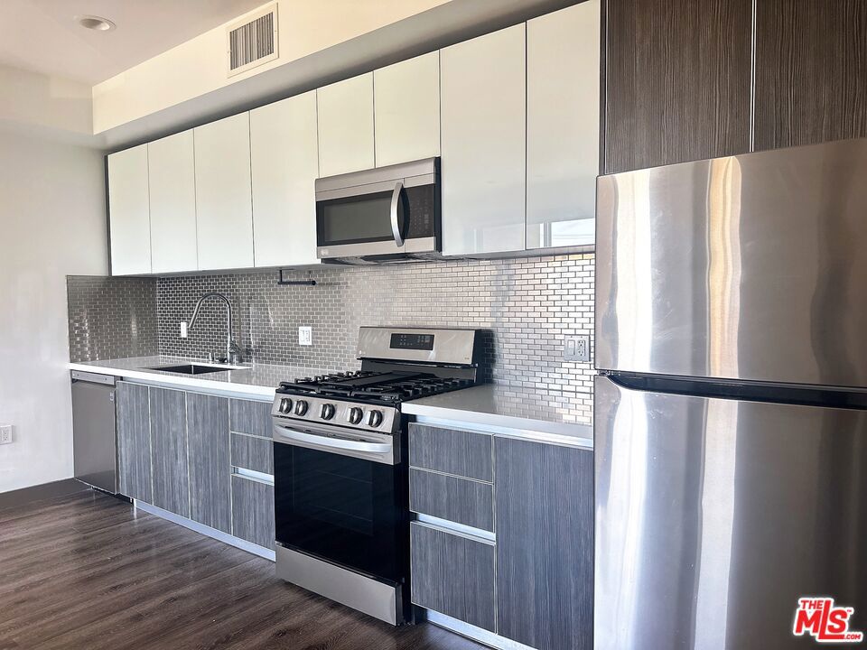 552 N Hobart Boulevard 316 Property Photo 1