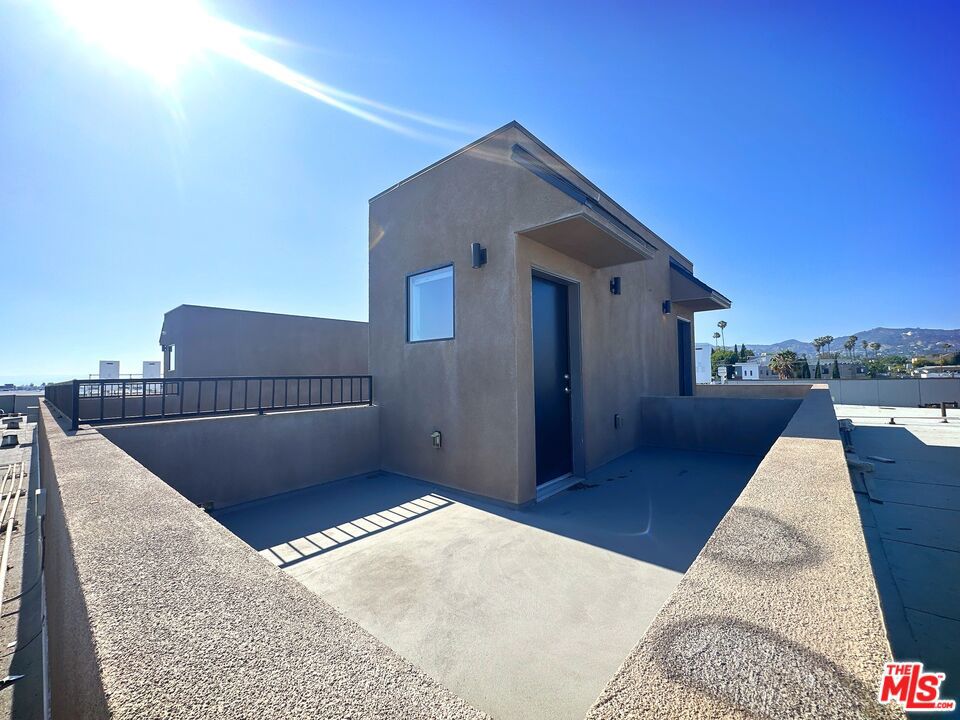 552 N Hobart Boulevard 316 Property Photo 8