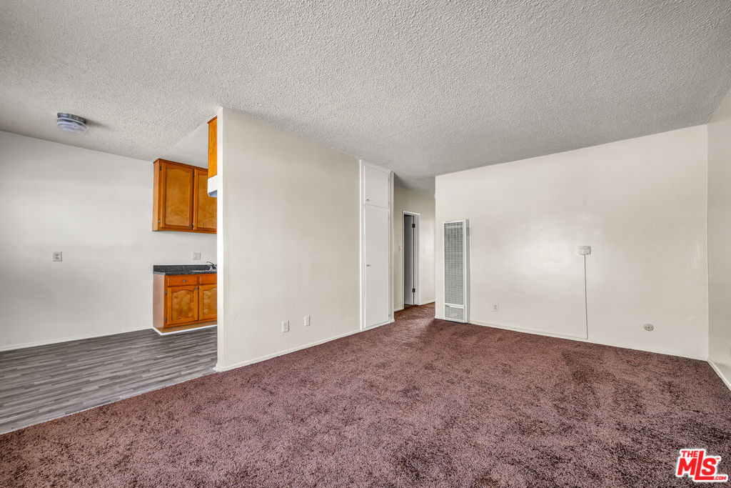 1095 W 39th Street 44 Property Photo 1