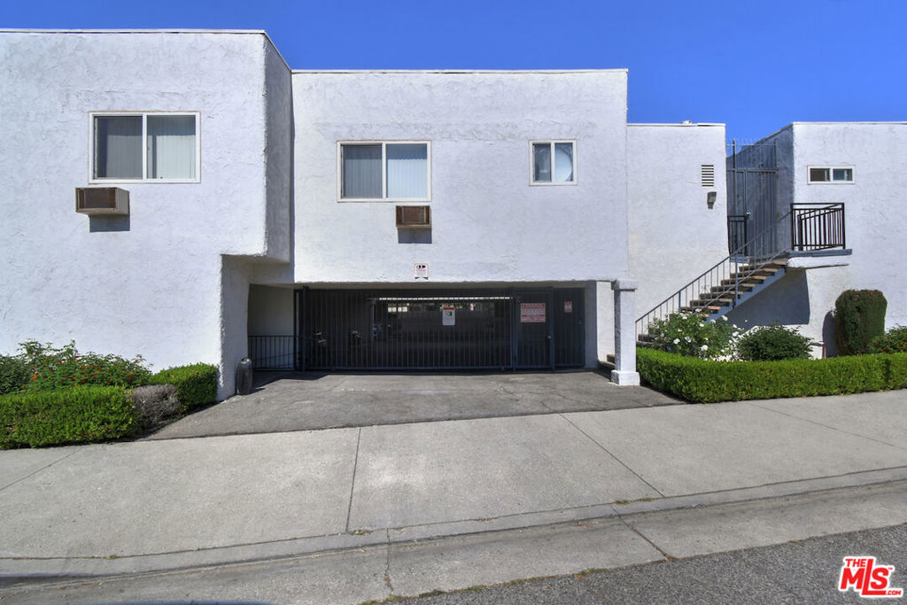 9301 Darby Avenue Property Photo 3