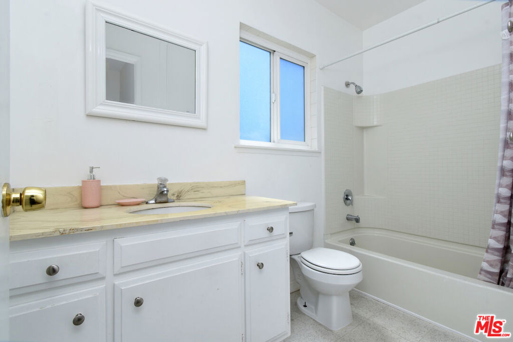 9301 Darby Avenue Property Photo 27