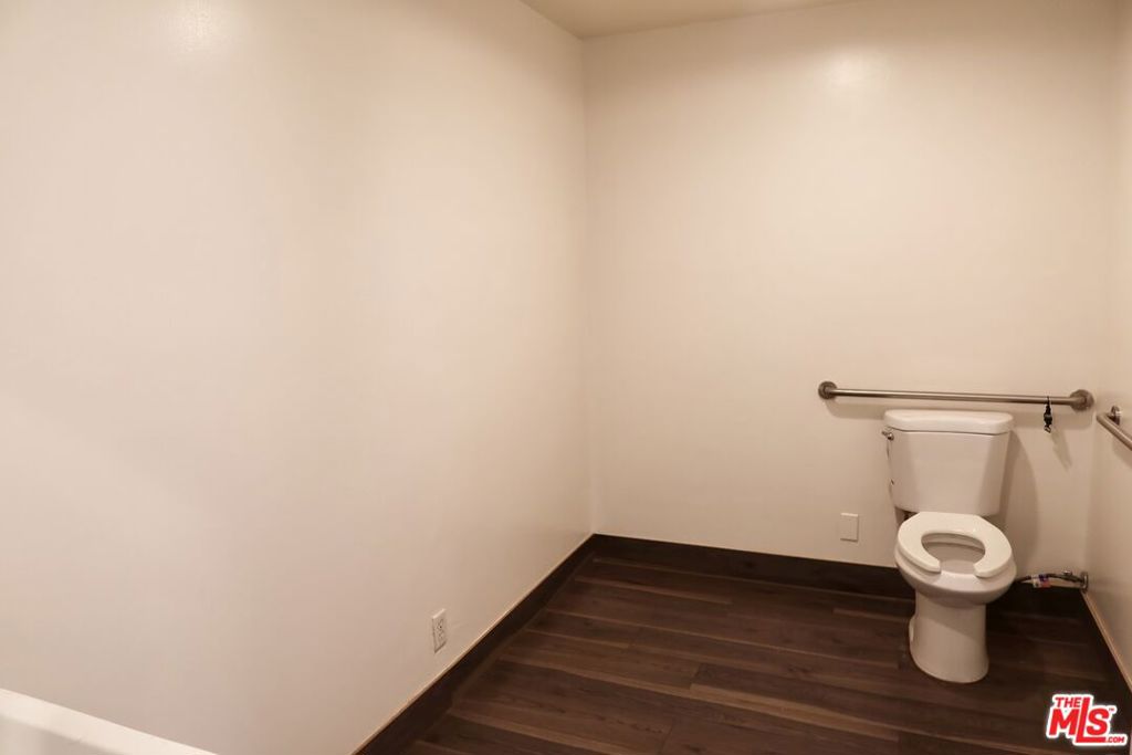 5862 Avalon Boulevard Property Photo 11