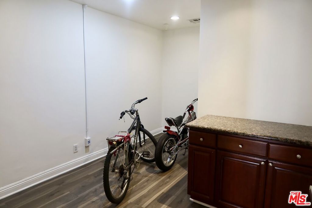 5862 Avalon Boulevard Property Photo 12