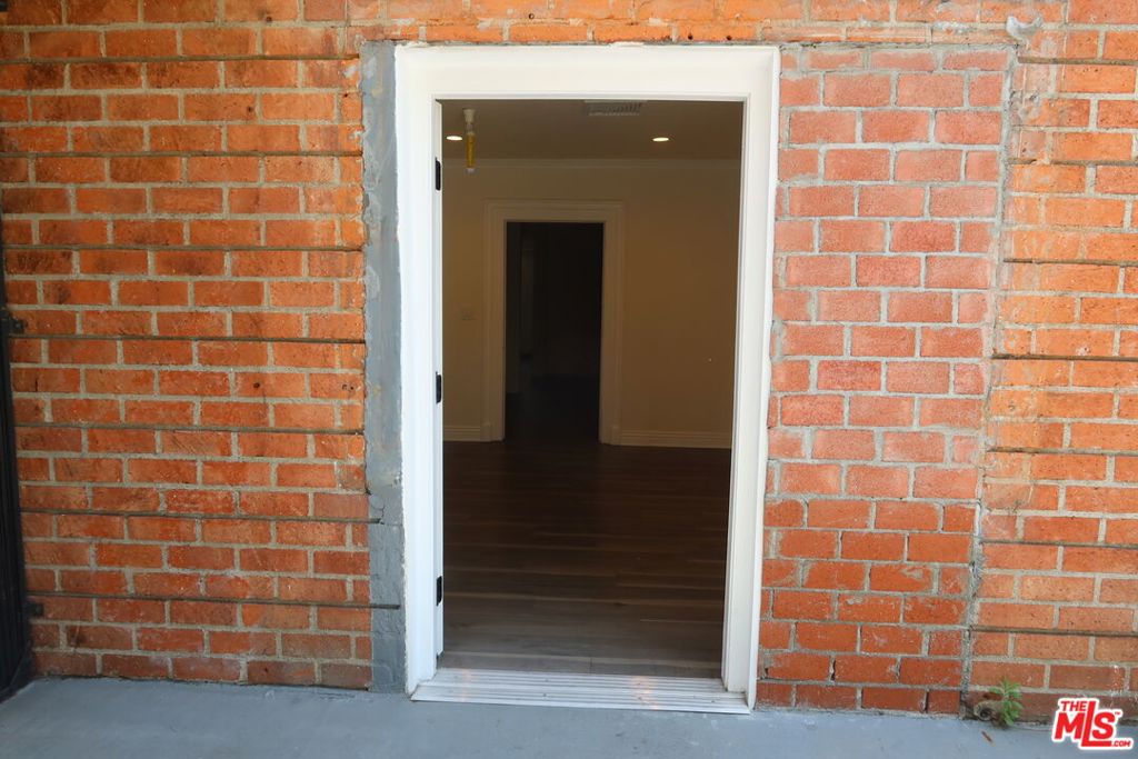 5862 Avalon Boulevard Property Photo 14