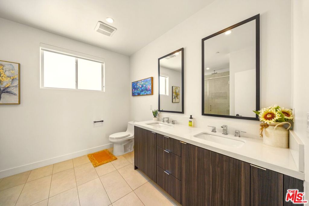 497 N St Andrews Place Property Photo 3