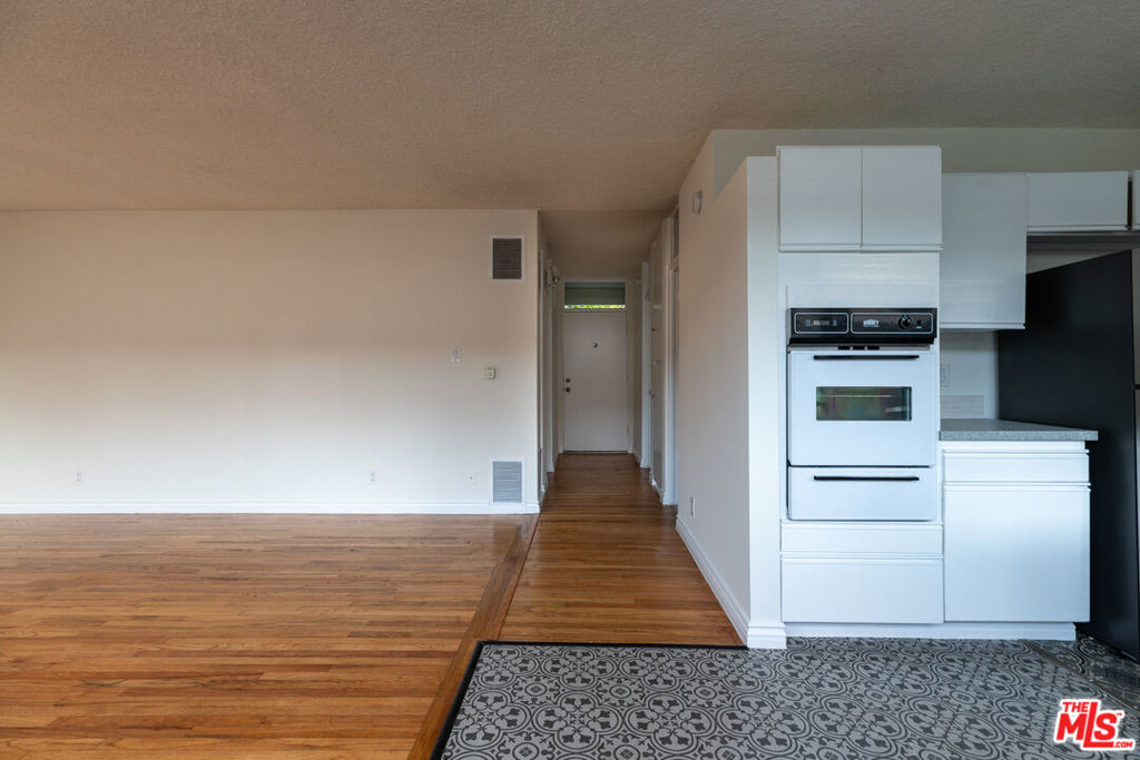 11131 Rose Avenue 5 Property Photo 3