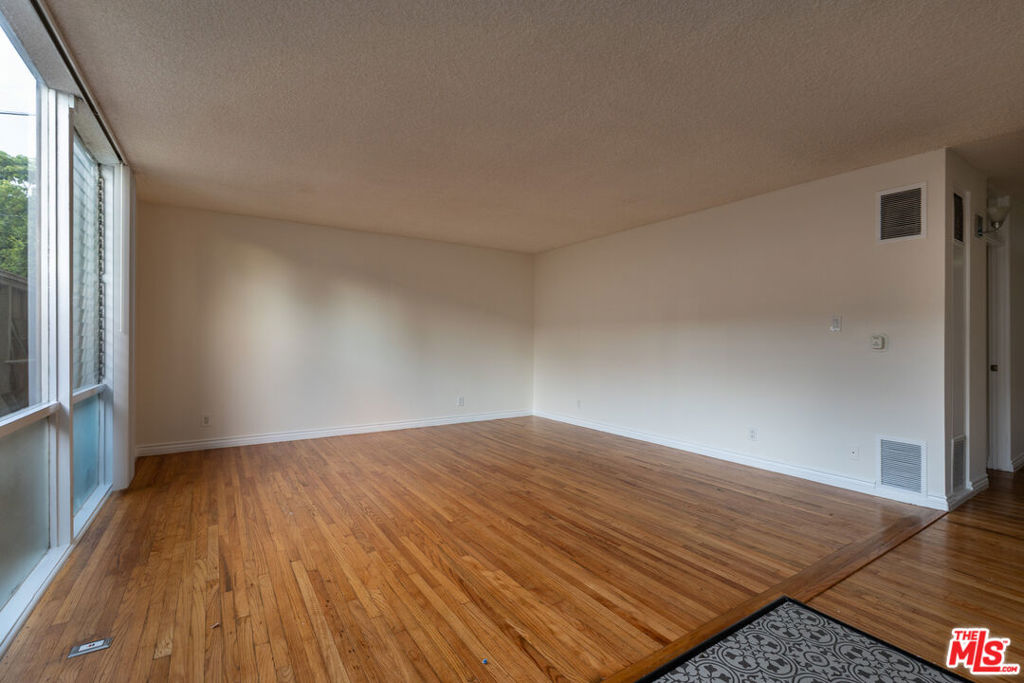 11131 Rose Avenue 5 Property Photo 4