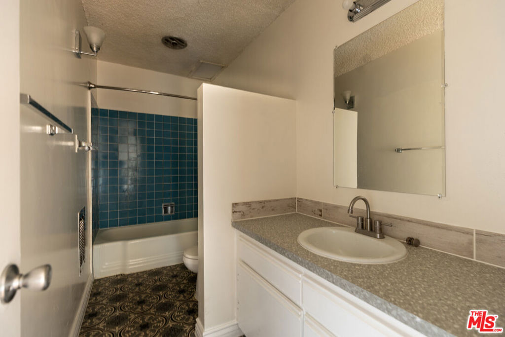 11131 Rose Avenue 5 Property Photo 7