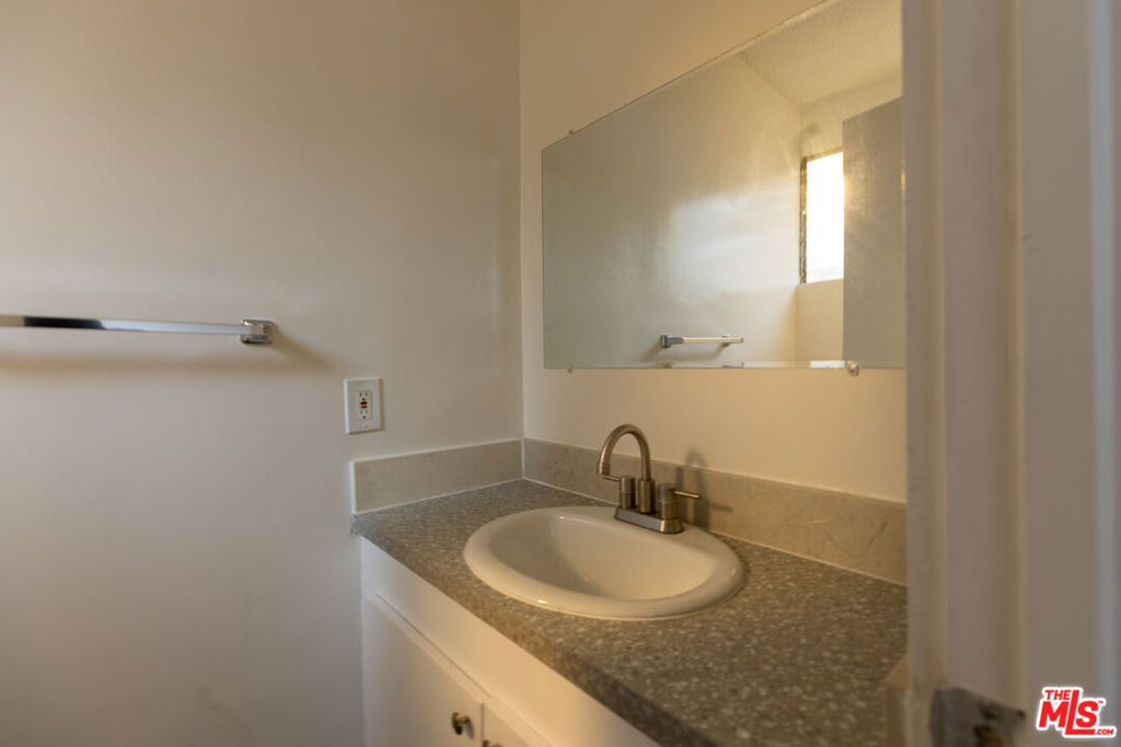 11131 Rose Avenue 5 Property Photo 12