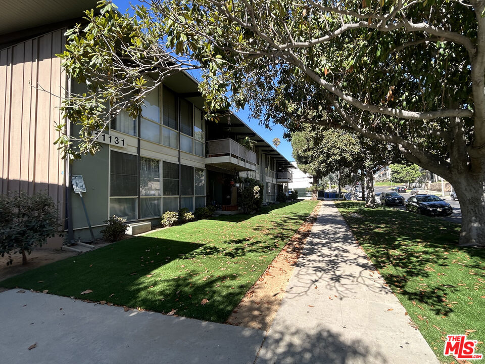 11131 Rose Avenue 17 Property Photo 4