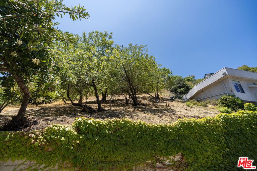 3995 Glenalbyn Drive Property Photo 4