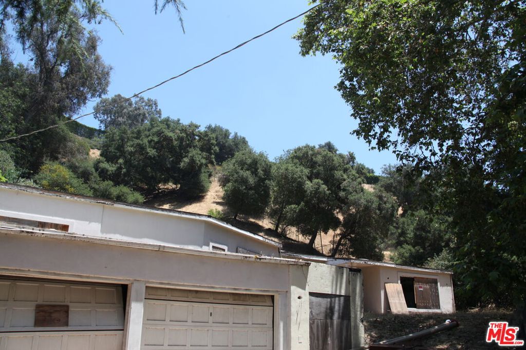 2534 Benedict Canyon Drive Property Photo 4