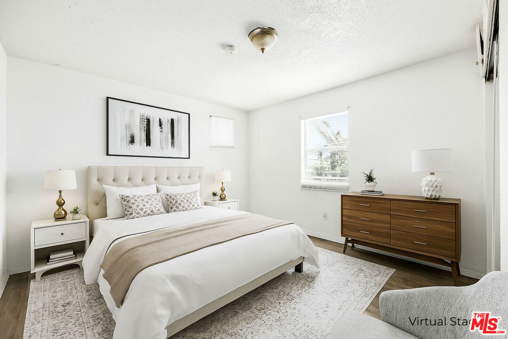 3962 1/4 S Hobart Boulevard Property Photo 2