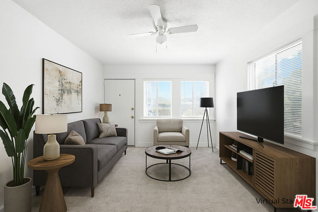 3962 1/4 S Hobart Boulevard Property Photo 5