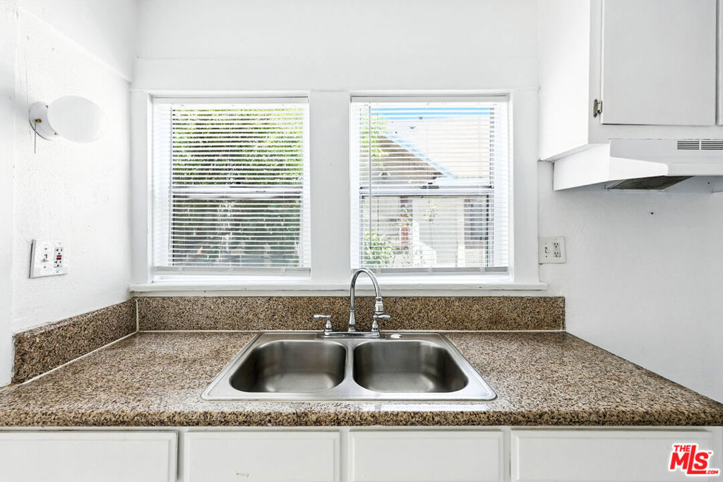 3962 1/4 S Hobart Boulevard Property Photo 7