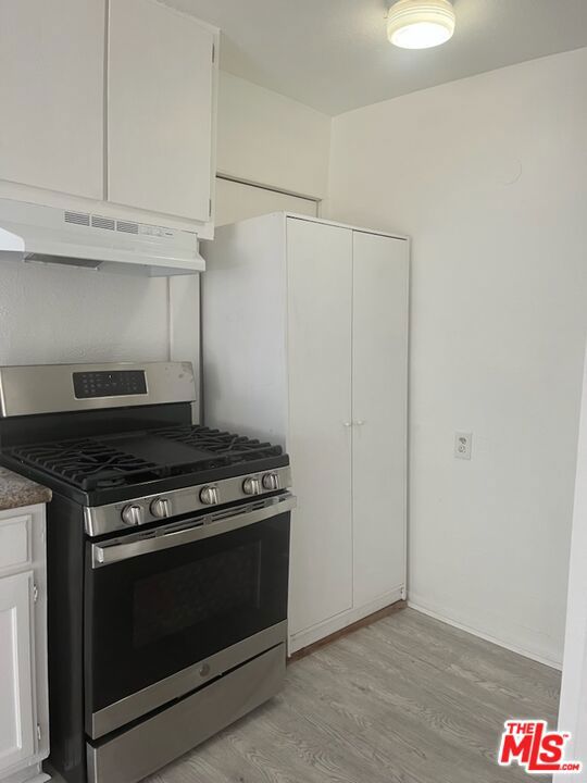 3962 1/4 S Hobart Boulevard Property Photo 9