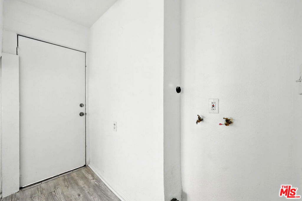 3962 1/4 S Hobart Boulevard Property Photo 11