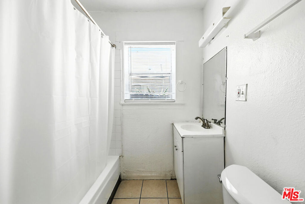 3962 1/4 S Hobart Boulevard Property Photo 14