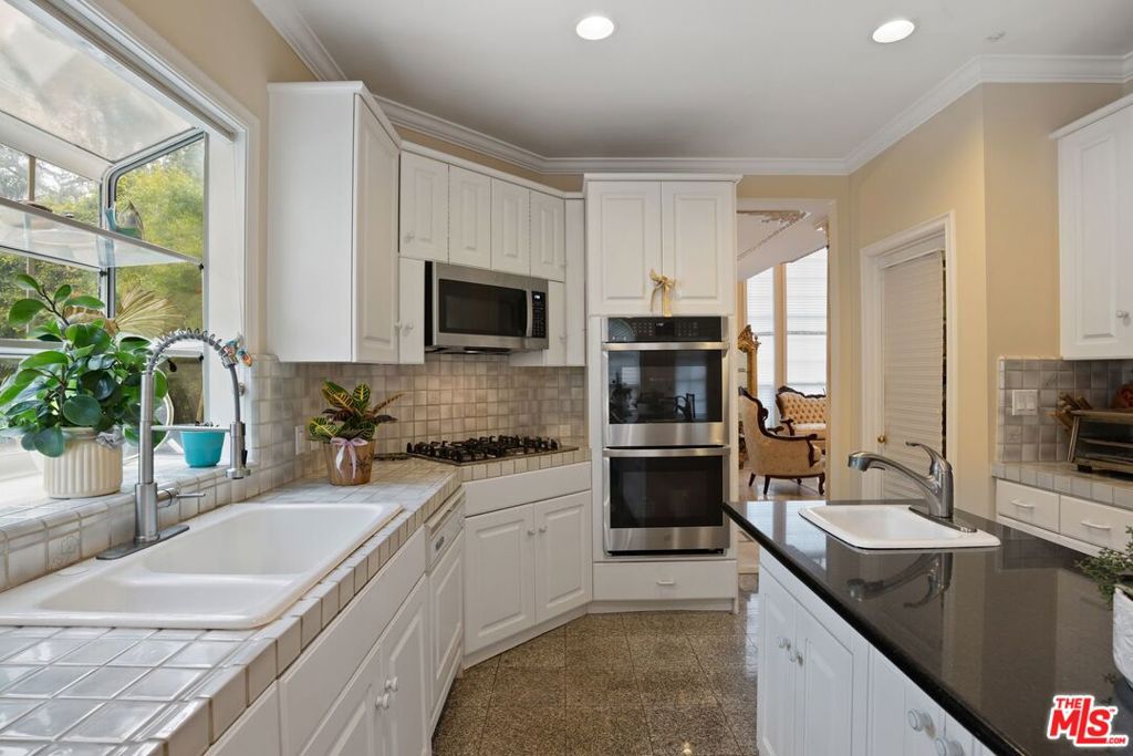 2431 Benedict Canyon Drive Property Photo 15