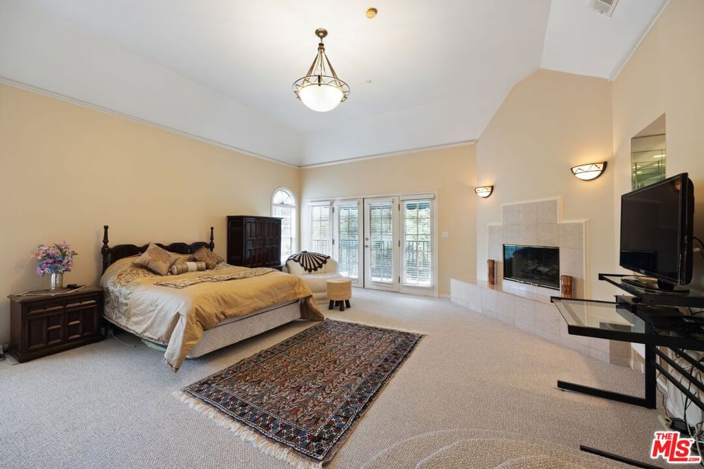 2431 Benedict Canyon Drive Property Photo 33