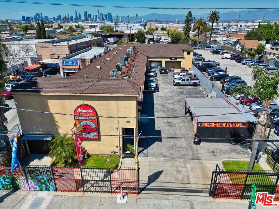 1833 E Vernon Avenue Property Photo 8