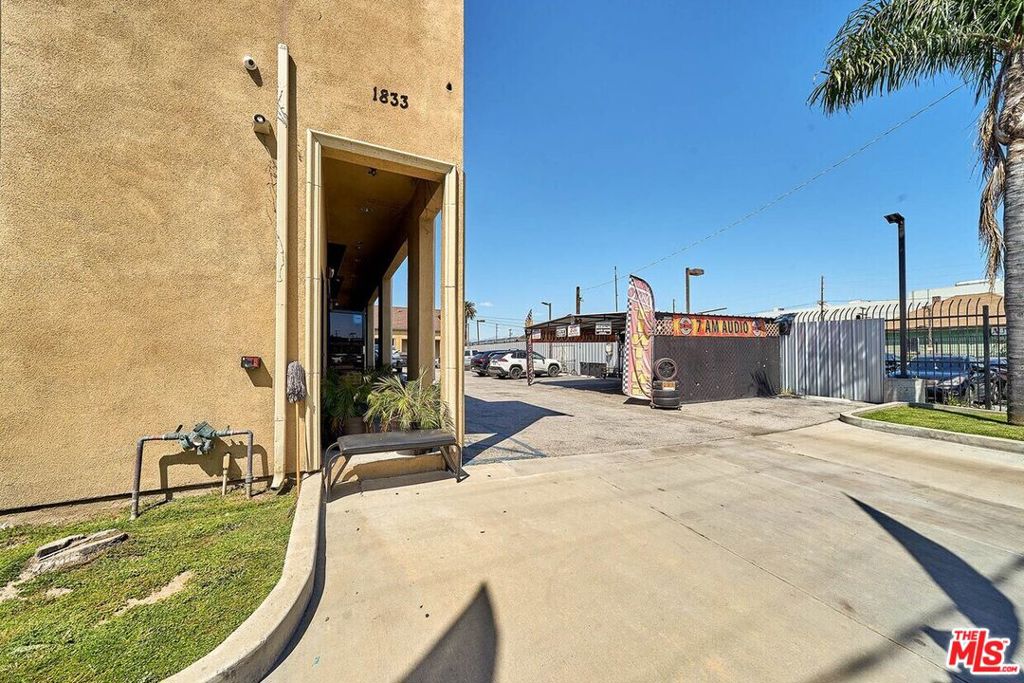1833 E Vernon Avenue Property Photo 13