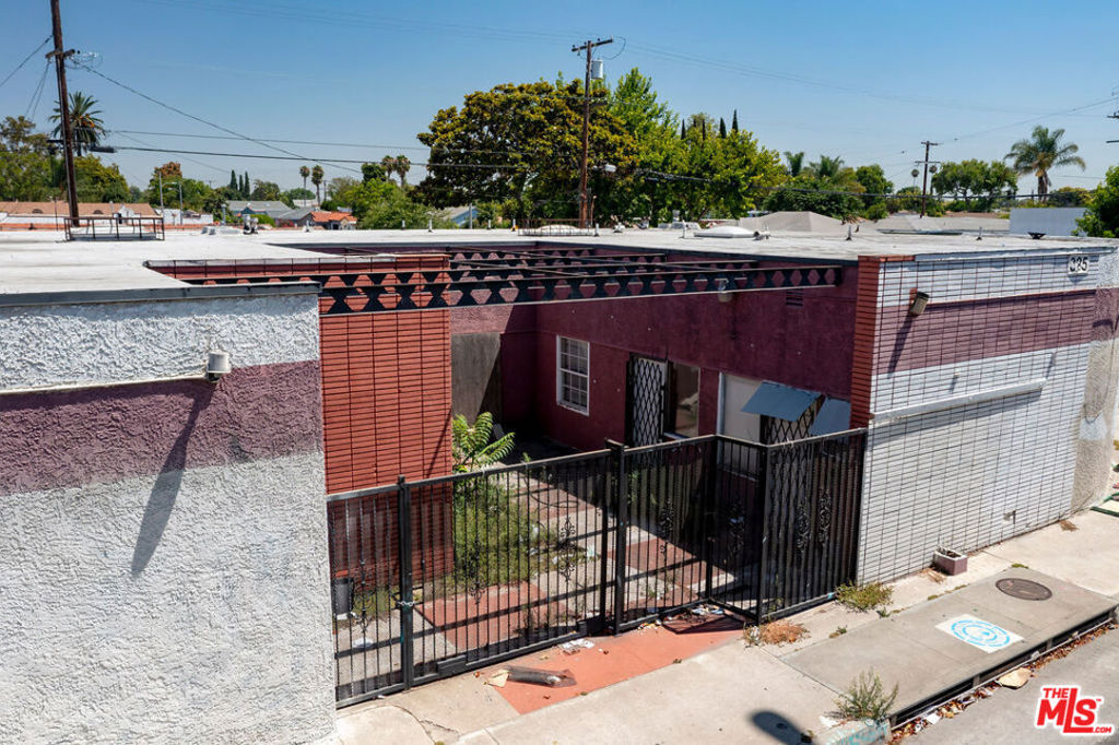 325 E Rosecrans Avenue Property Photo 11