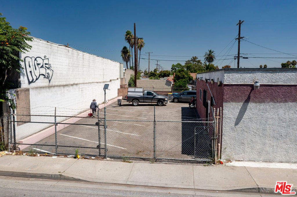 325 E Rosecrans Avenue Property Photo 13