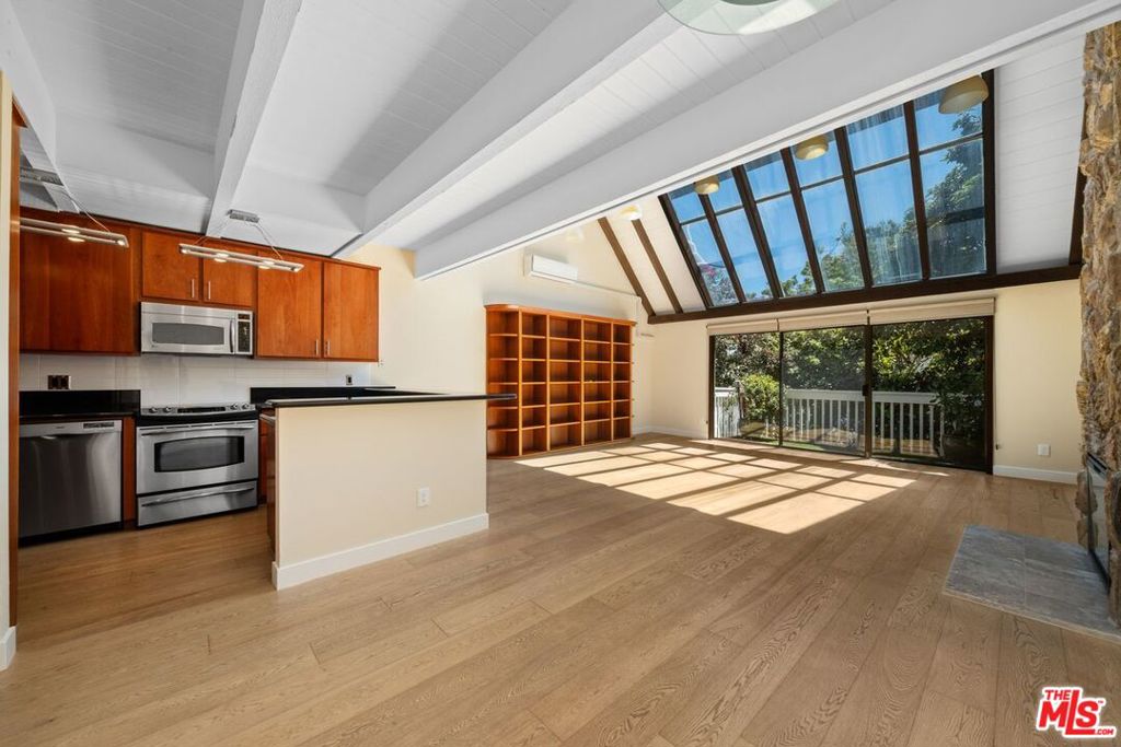 33 Reef Street 2 Property Photo 1