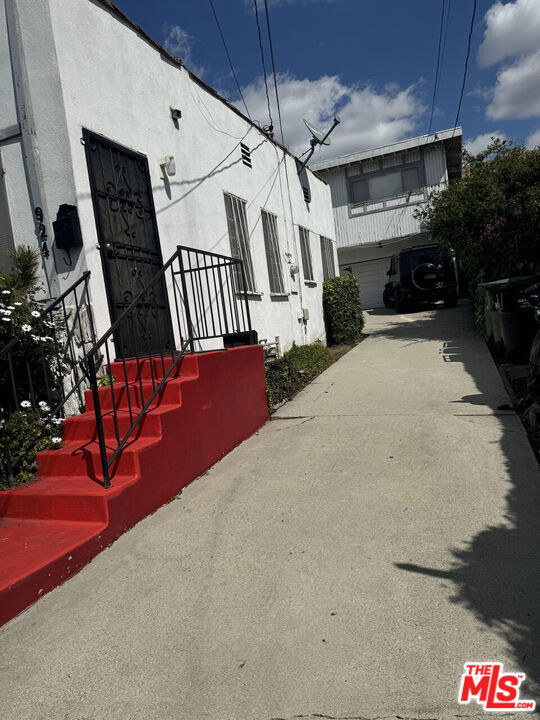 924 N Chester Avenue Property Photo 2
