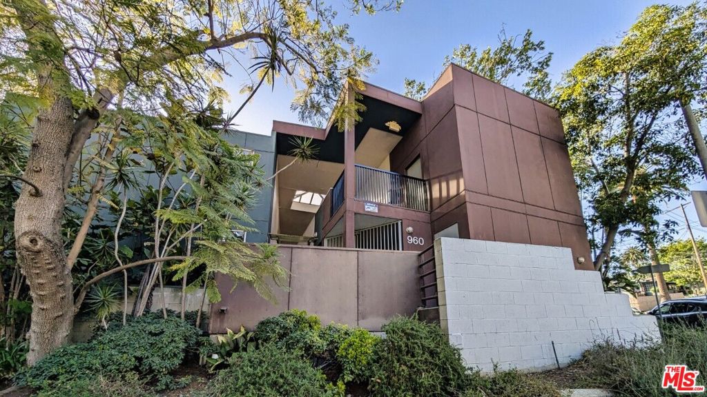 960 Sanborn Avenue 3 Property Photo 1