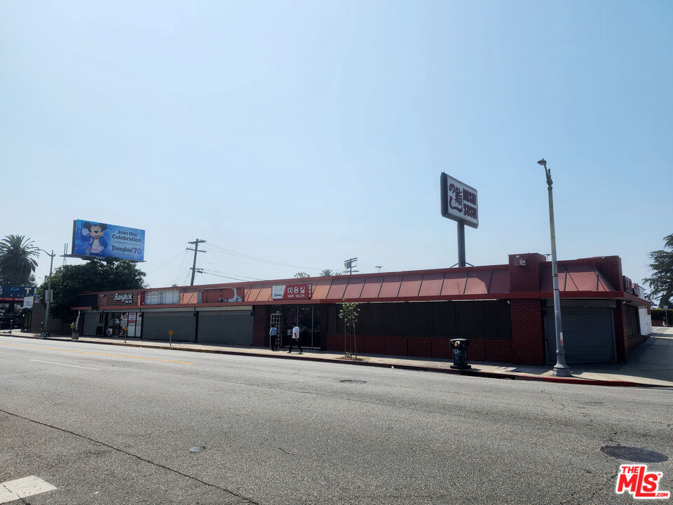 4416 Beverly Boulevard Property Photo 2