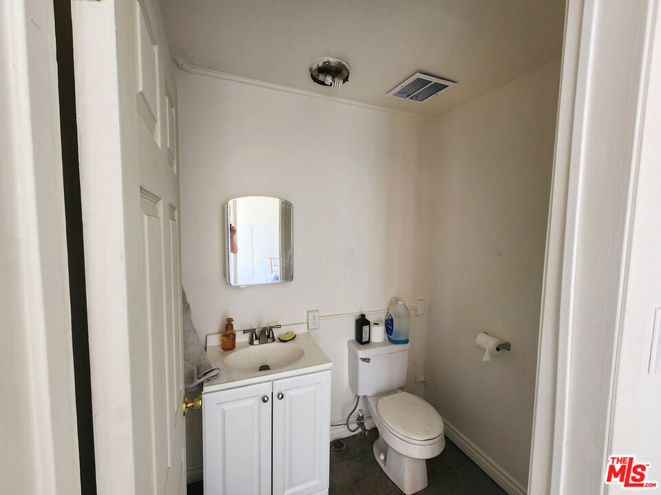 4416 Beverly Boulevard Property Photo 3