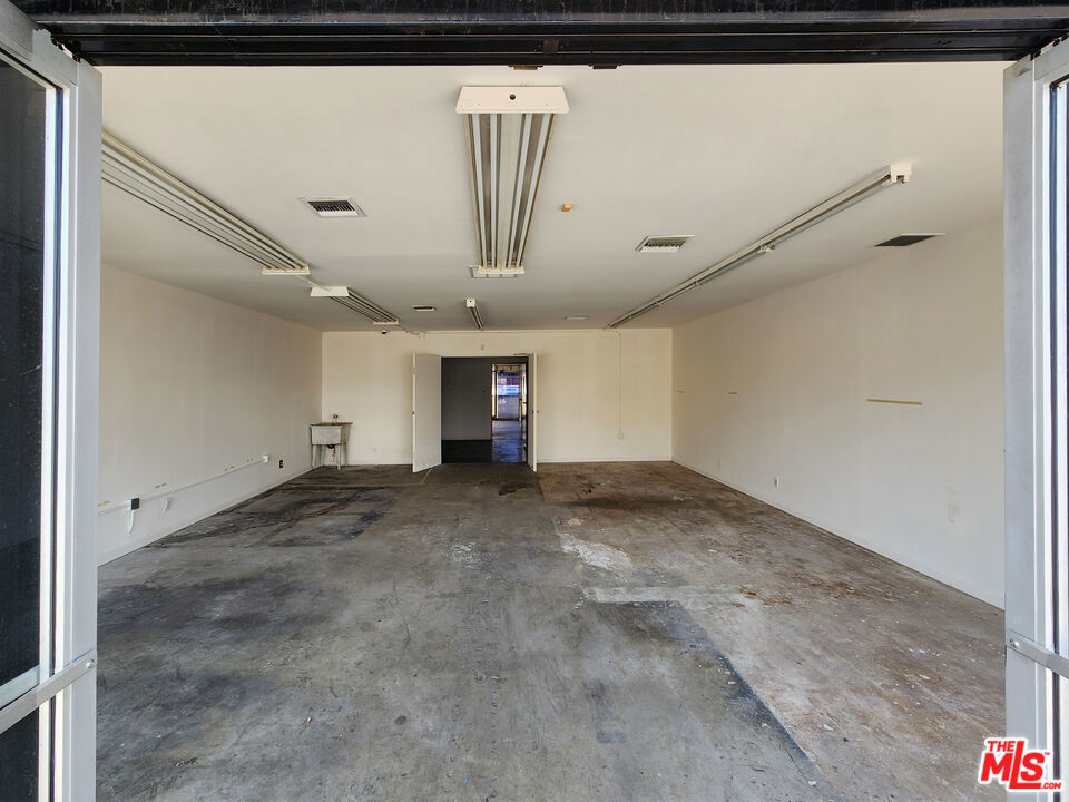 4416 Beverly Boulevard Property Photo 4