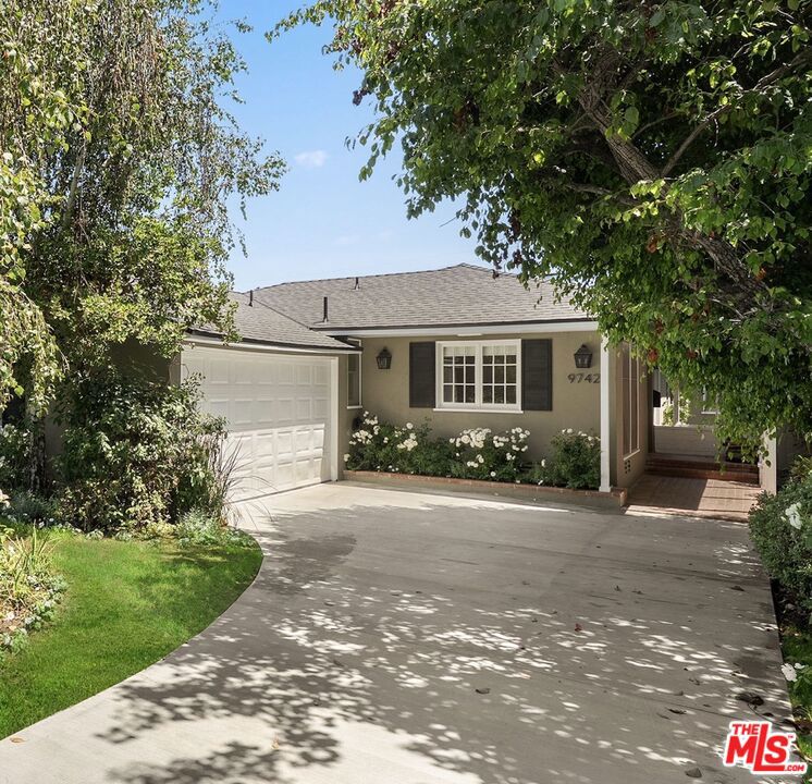 9742 Saturn Street Property Photo 1