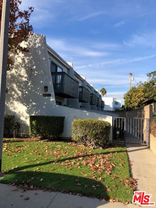 533 W 219th Street Property Photo 1