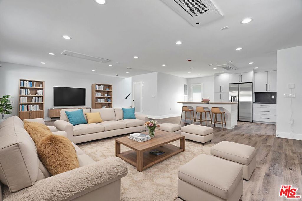 11611 Burbank Boulevard Property Photo 3