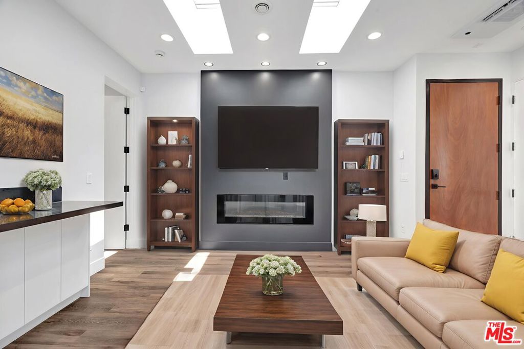 11611 Burbank Boulevard Property Photo 4