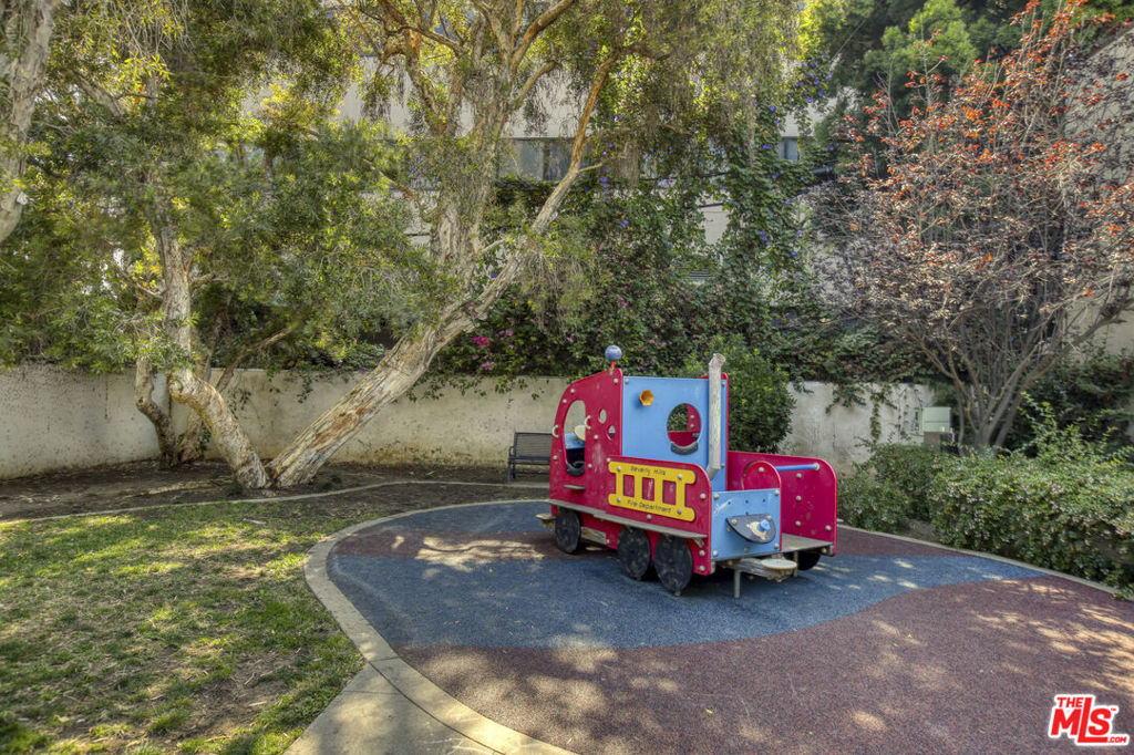 143 N Arnaz Drive 204 Property Photo 30