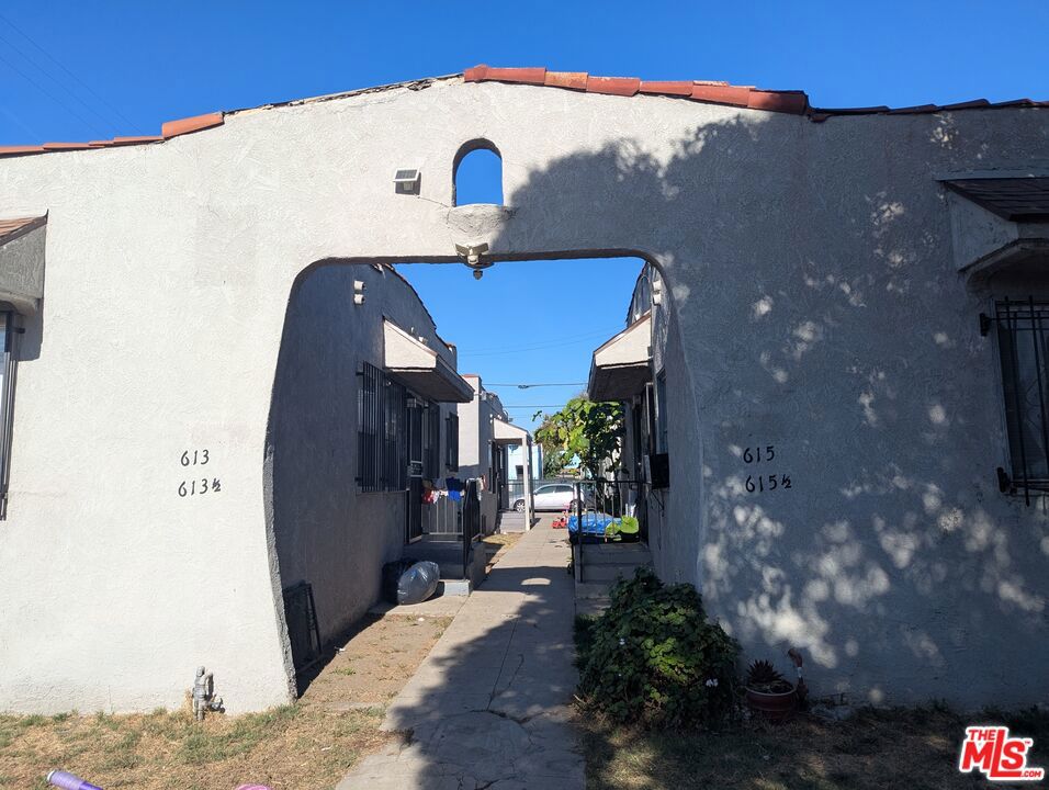 613 1/2 E 83rd Street Property Photo 1