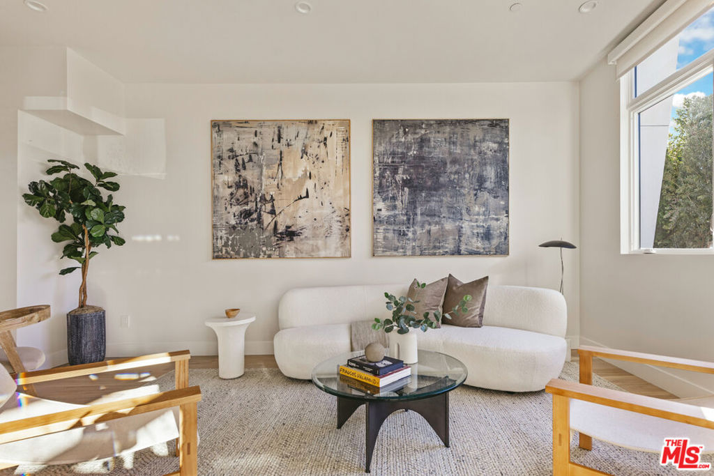 3230 S Barrington Avenue Property Photo 2