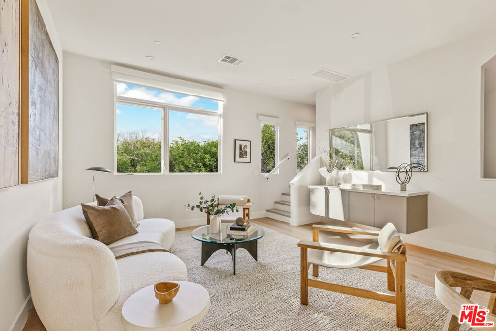 3230 S Barrington Avenue Property Photo 3