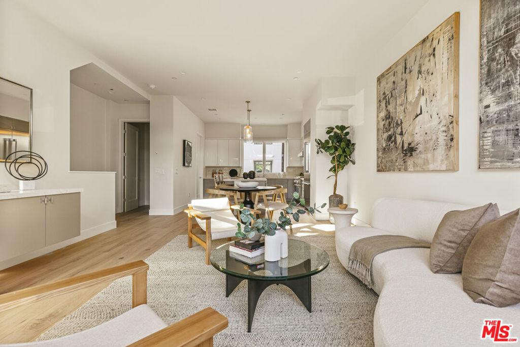 3230 S Barrington Avenue Property Photo 4