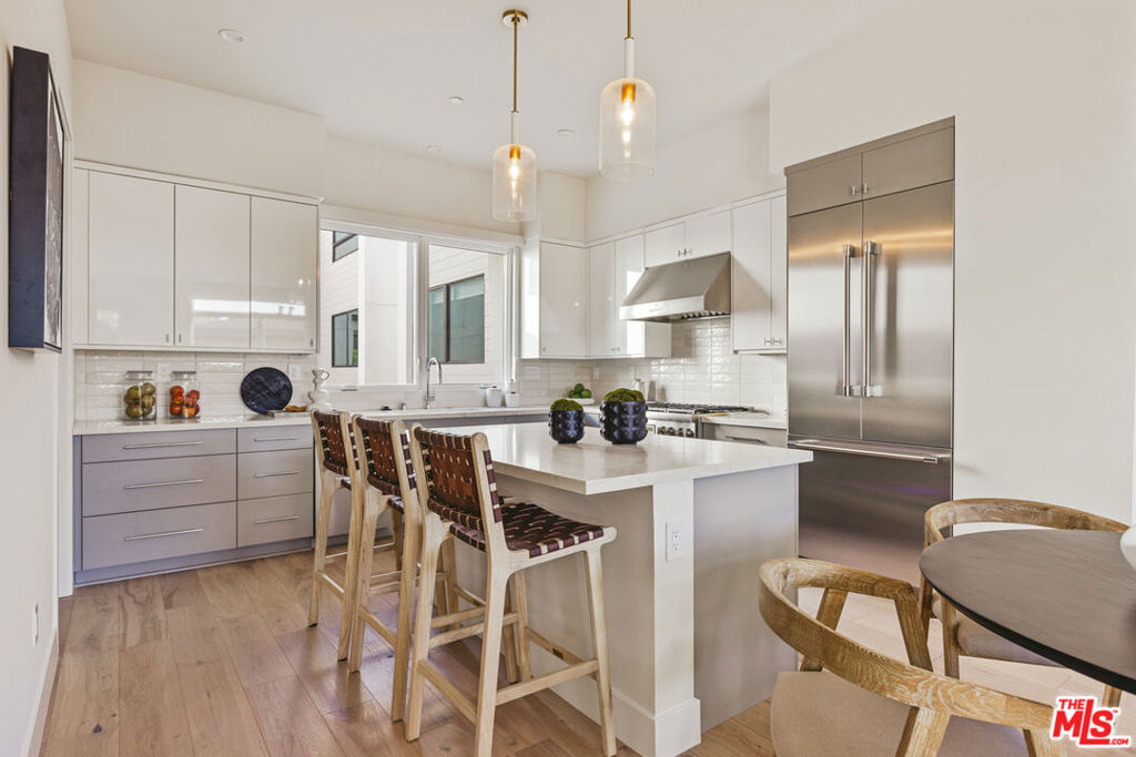 3230 S Barrington Avenue Property Photo 5