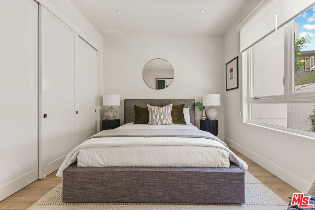 3230 S Barrington Avenue Property Photo 7