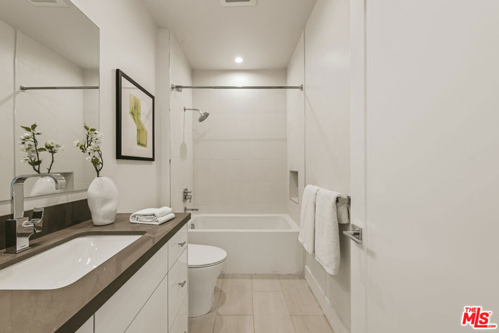 3230 S Barrington Avenue Property Photo 8