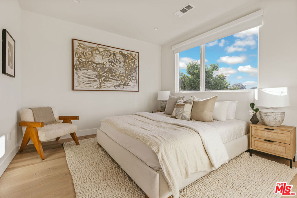 3230 S Barrington Avenue Property Photo 9