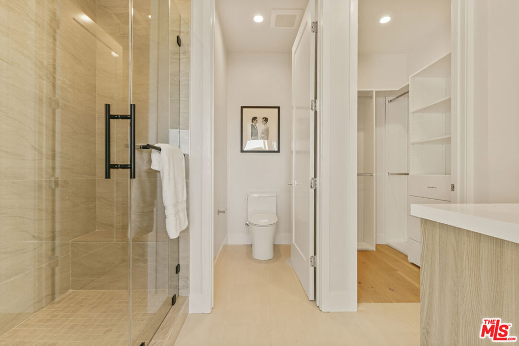 3230 S Barrington Avenue Property Photo 10