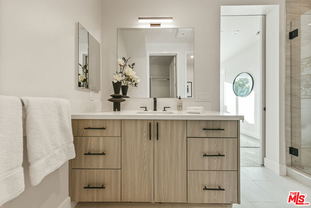 3230 S Barrington Avenue Property Photo 11