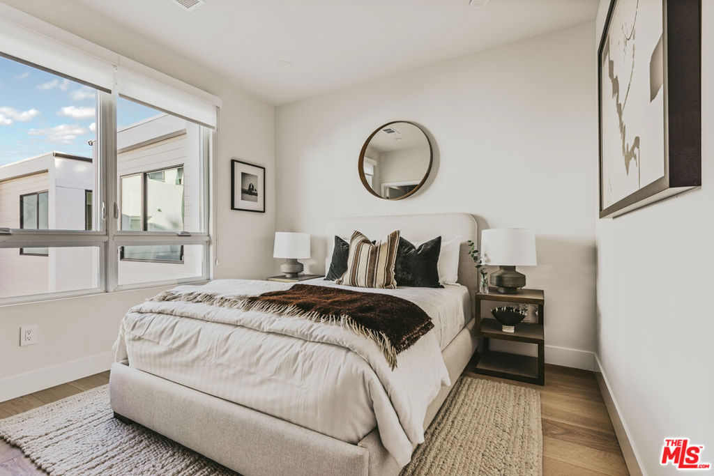 3230 S Barrington Avenue Property Photo 12